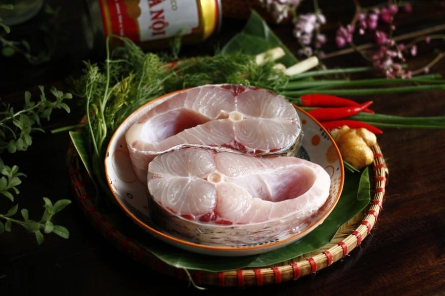 Kết quả là cá không còn tanh, thịt săn chắc, khi chiên hay nướng đều vàng giòn, thơm ngậy.

