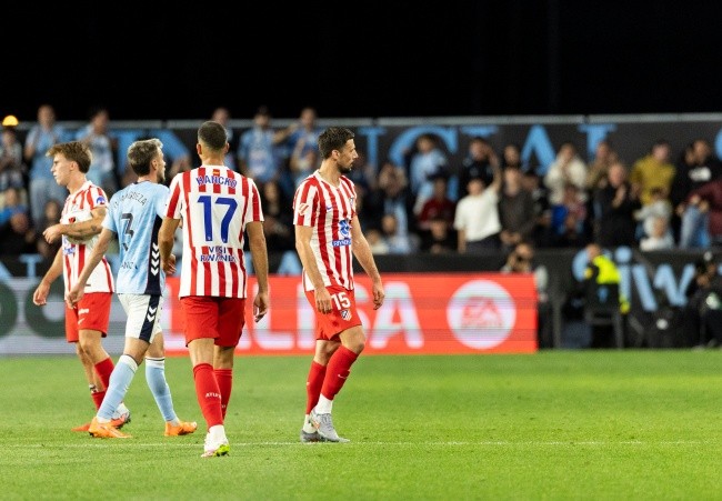 Atletico Madrid chơi thiếu người sau thẻ đỏ của Lenglet.