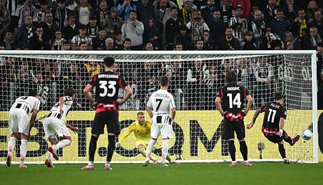 Christian Pulisic đá hỏng phạt đến khiến AC Milan đánh rơi chiến thắng.