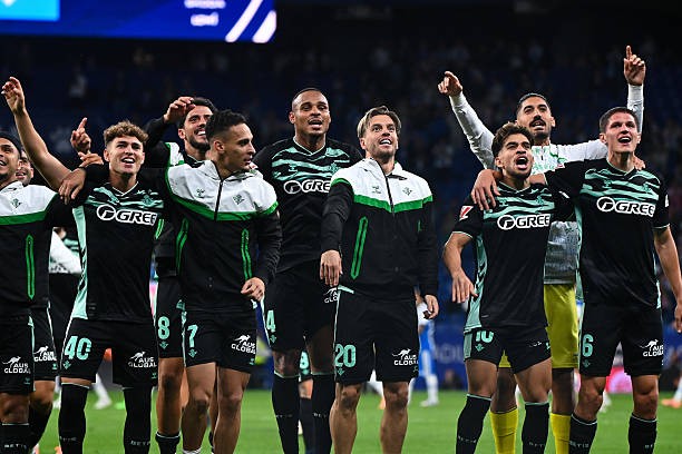 Antony cùng các đồng đội Real Betis ăn mừng chiến thắng.