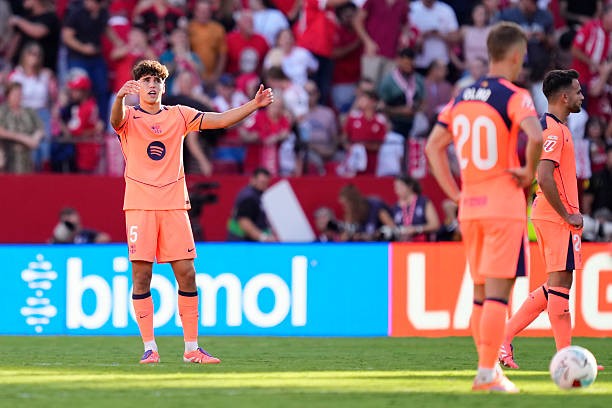 Hàng phòng ngự Barcelona để thủng lưới 4 bàn trước Sevilla.