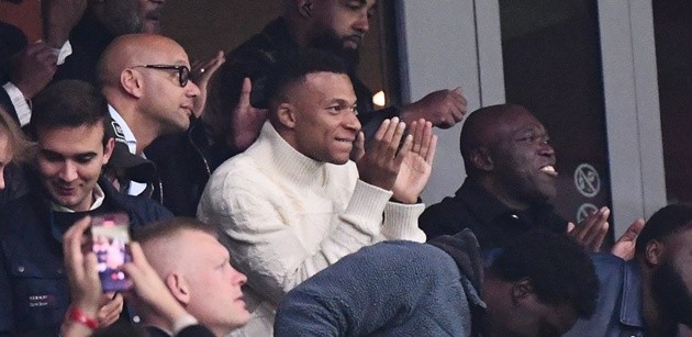 Mbappe theo dõi trận đấu giữa Lille và PSG