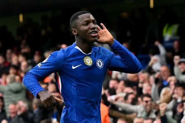 Neville khen ngợi Caicedo sau trận Chelsea thắng Liverpool 2-1.