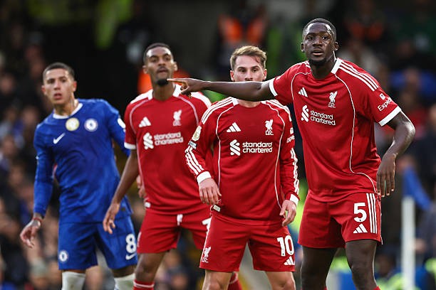 Hàng thủ Liverpool thi đấu thiếu chắc chắn.