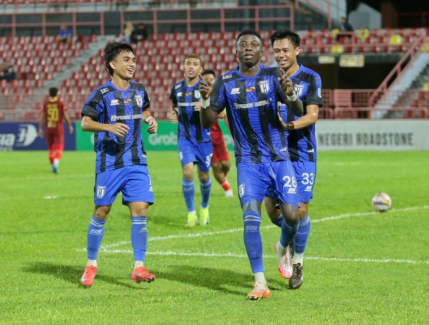 Jordan Mintah (phải) muốn cùng đồng đội làm cho Malaysia tự hào.