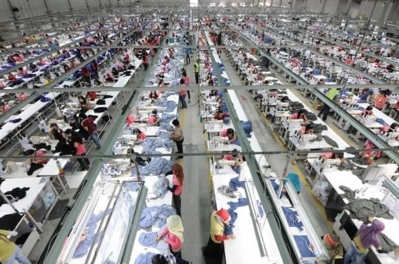 Làm thêm vào ngày lễ, Tết hoặc các ngày nghỉ có hưởng lương: ít nhất 300% tiền công.

