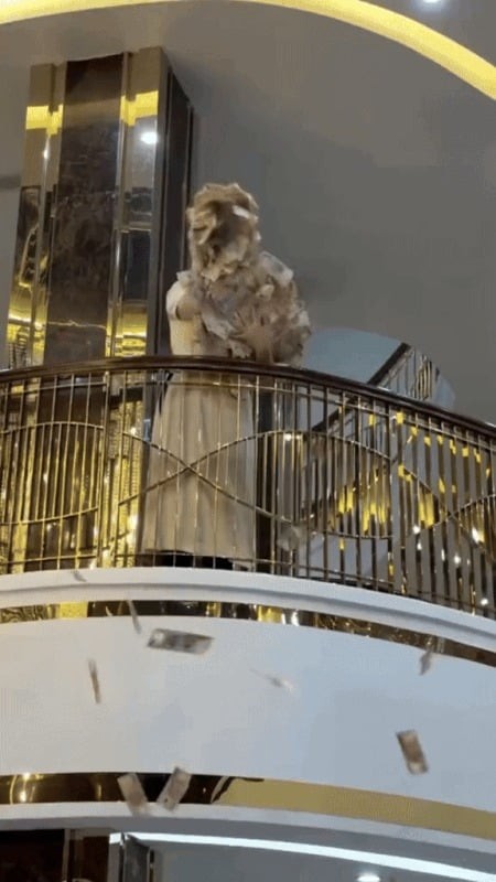 Hoàng Hường đăng clip rải tiền.