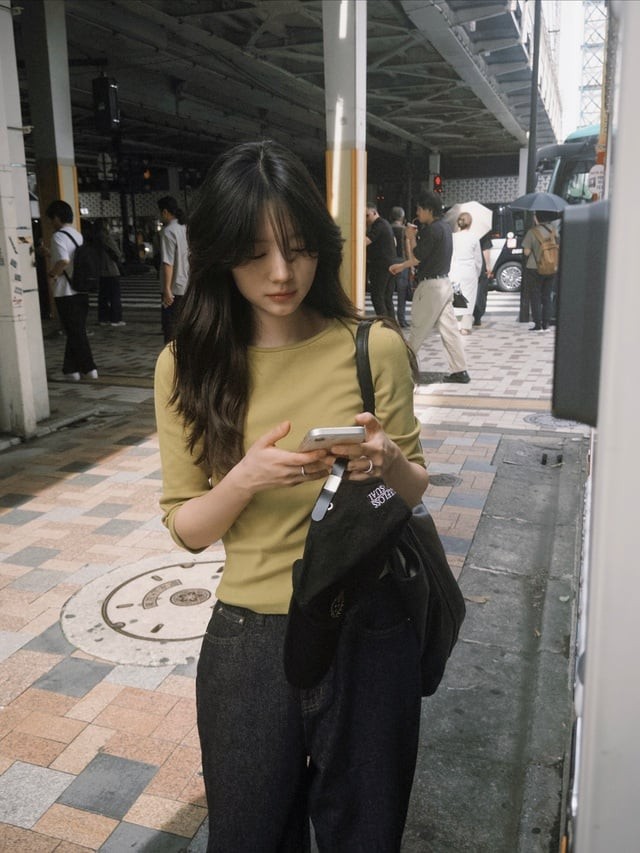 Khi phối cùng quần ống suông trung tính, cộng thêm túi xách nâu và giày đen, bạn sẽ có ngay outfit thanh lịch, sang trọng.