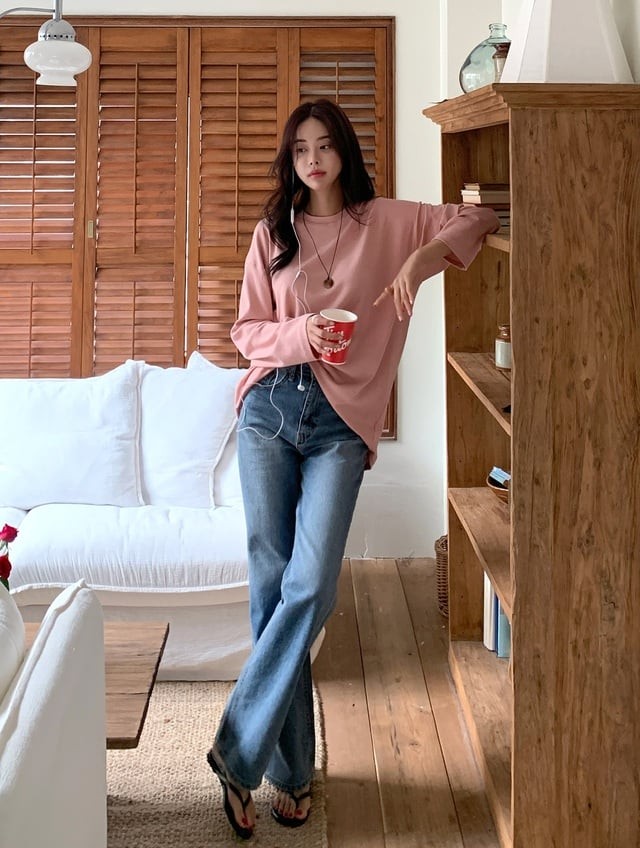 Sự trẻ trung, thoải mái cũng được thể hiện qua combo áo thun hồng pastel sơ vin nửa vạt cùng quần jeans xanh. 