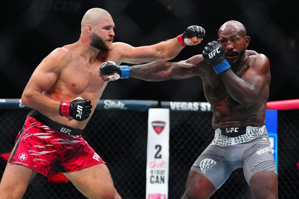 Jiri Prochazka ăn mừng sau chiến thắng knockout trước Khalil Rountree Jr. tại UFC 320