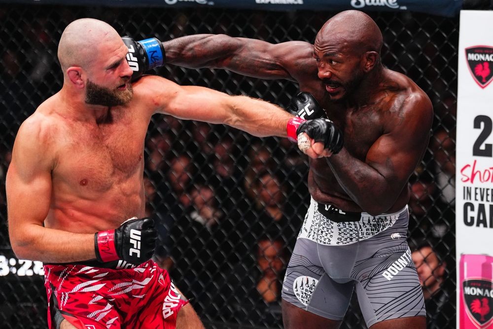 Jiri Prochazka ăn mừng chiến thắng knockout tại UFC 320