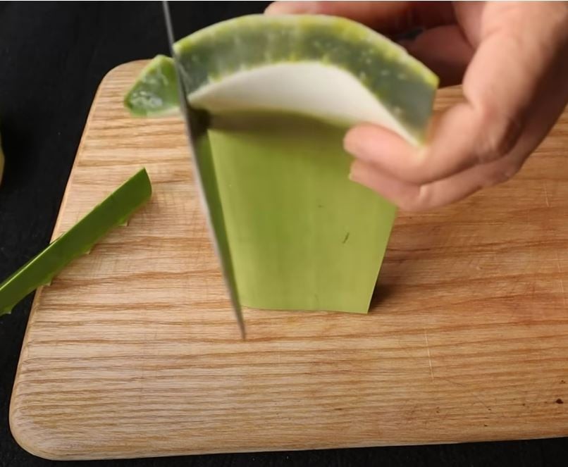 Việc đầu tiên cần làm khi sơ chế nha đam là cắt hai cạnh của lá.