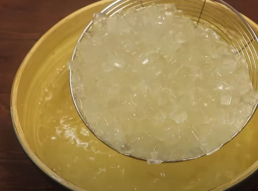 Ngâm nha đam trong nước muối chanh loãng.