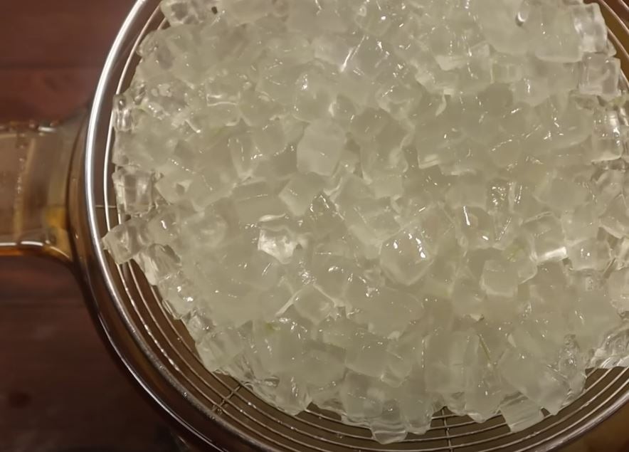 Trụng nha đam trong nước sôi.