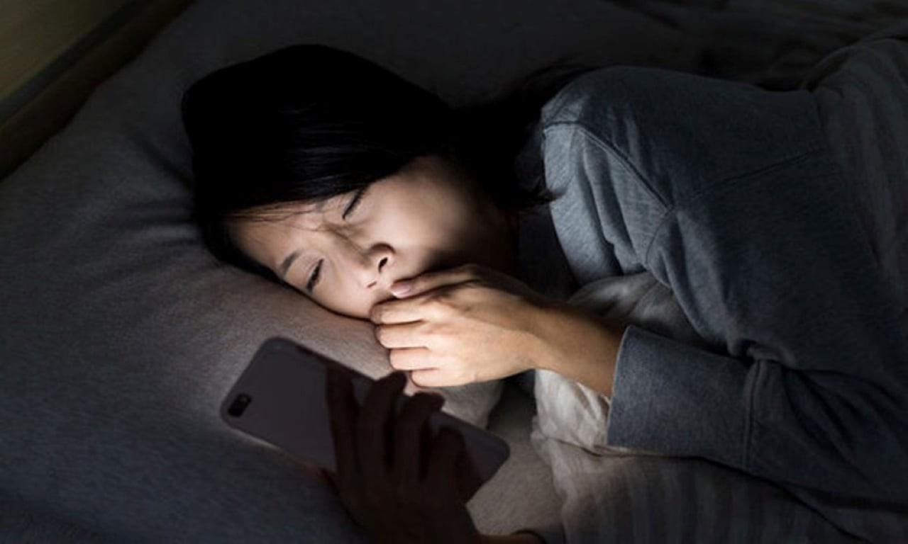 Thức khuya làl rối loạn đồng hồ sinh hoạt, là một trong các yêu tố là hại thận. (Ảnh minh họa)