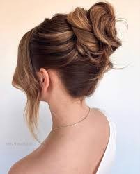 Kiểu búi tóc lơi, hay còn gọi là messy bun, luôn nằm trong danh sách những kiểu tóc được yêu thích nhất vào mùa thu.