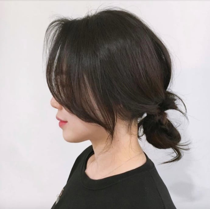 Tưởng chừng đơn điệu nhưng tóc buộc thấp lại mang đến một sức hút rất riêng nhờ sự thanh lịch và tối giản