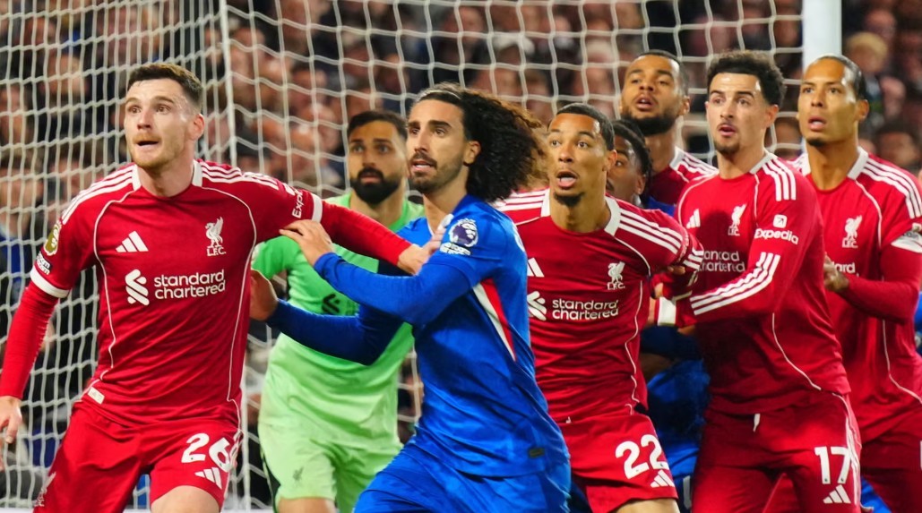 Một tình huống cố định ở trận Chelsea vs Liverpool.