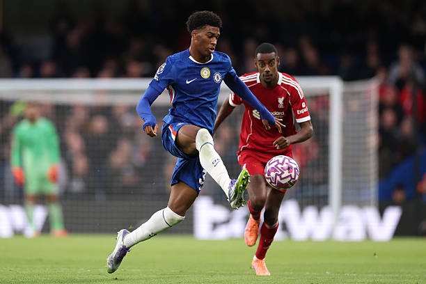 Josh Acheampong thi đấu chững chạc dù phải đối mặt với những ngôi sao bên phía Liverpool.