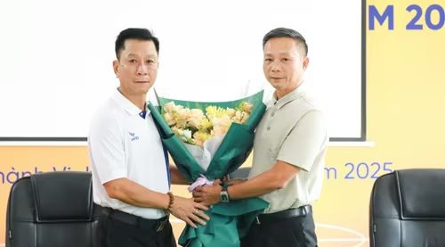 HLV Văn Sỹ Sơn tái xuất V-League. Ảnh: SLNA.