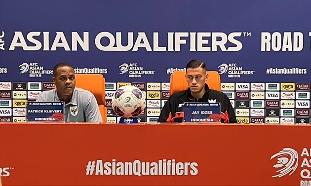 Kluivert trong phòng họp báo.