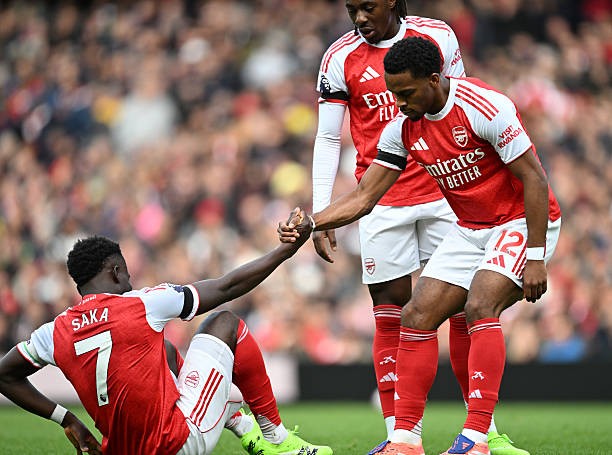 Arsenal lên kế hoạch gia hạn với Saka và Timber.