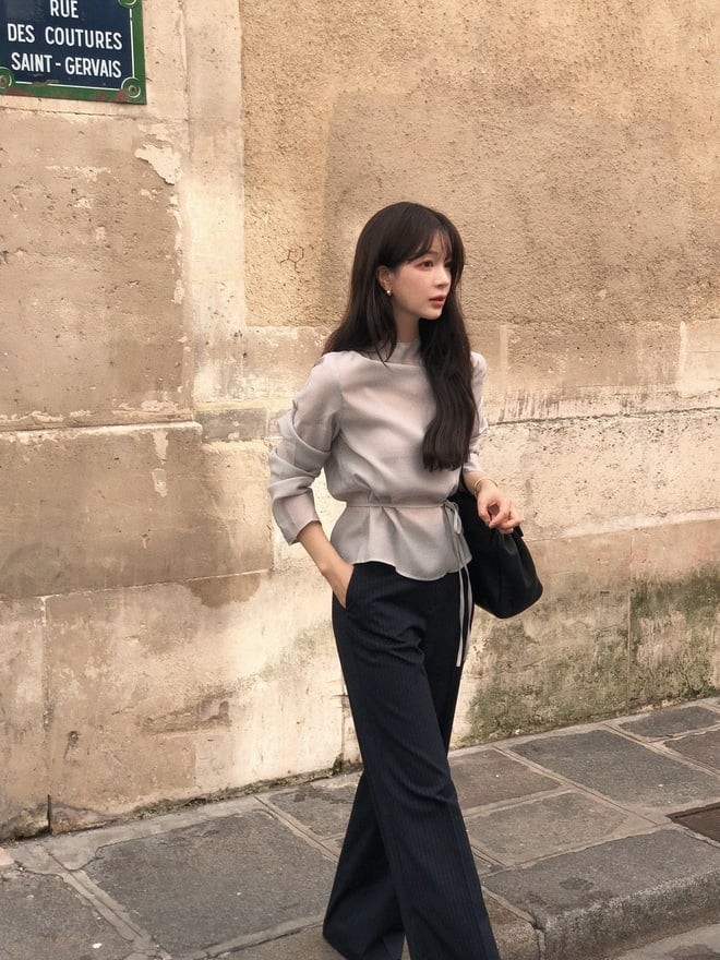 Đối với những cô nàng công sở hoặc người yêu thích sự tinh tế, áo sơ mi và blouse là lựa chọn không thể thiếu