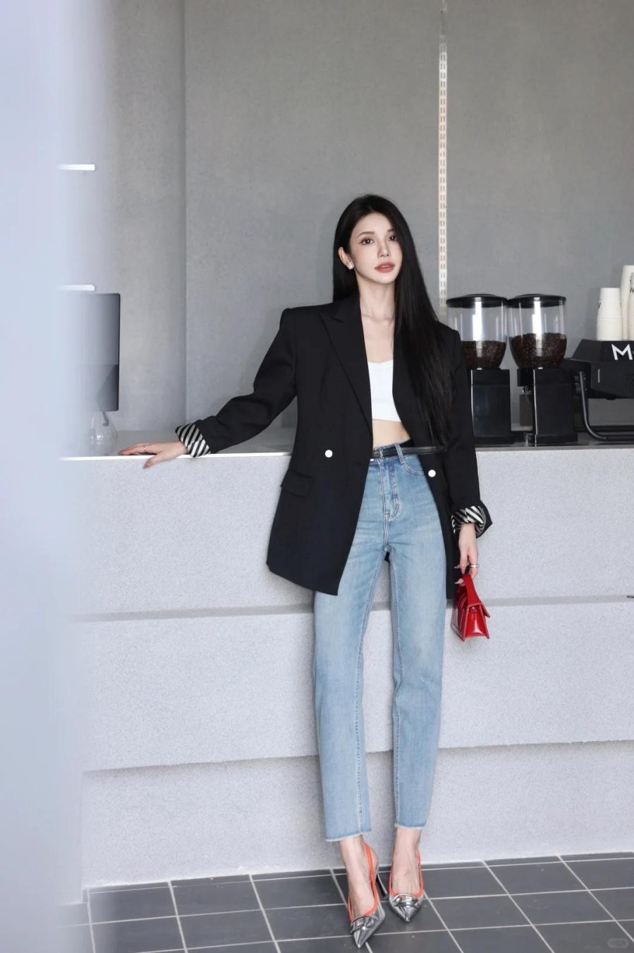 Đây là outfit hoàn hảo cho các buổi ký kết quan trọng và cũng có thể dễ dàng biến hóa thành phong cách hẹn hò 