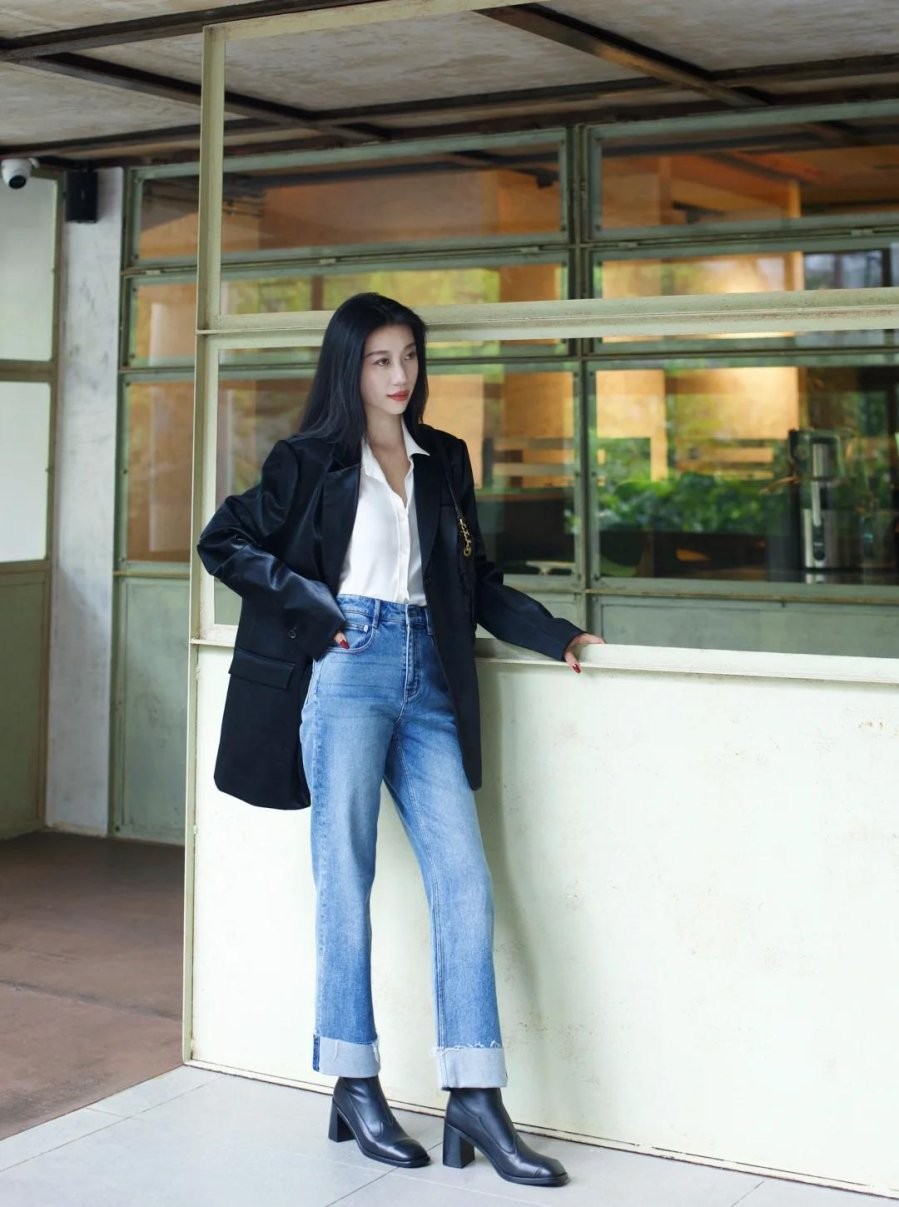 Bạn có thể chọn blazer dáng hộp, phối sơ mi trắng, jeans xanh xắn gấu và boots đen cổ thấp