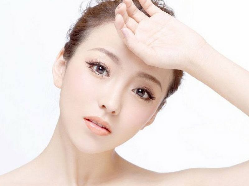 Dưa chuột, hay còn gọi là dưa leo, từ lâu đã nổi tiếng nhờ khả năng cấp ẩm, làm dịu da và giảm viêm. 