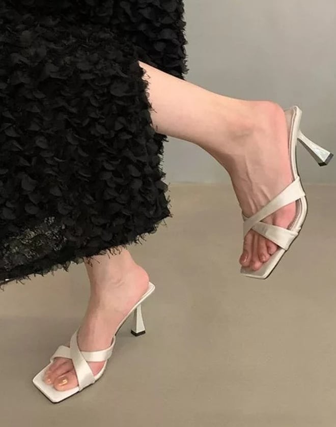 Khi diện đôi sandal này, đôi chân sẽ trông dài hơn, vóc dáng thêm phần quyến rũ mà không cần quá phô trương.