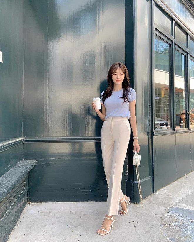 Mẫu giày hở gót với quai mảnh phía sau – là lựa chọn hoàn hảo cho những ai yêu thích vẻ cổ điển pha lẫn hiện đại.
