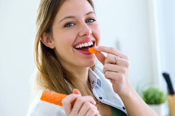 Cà rốt chứa lượng lớn vitamin C – một chất xúc tác thiết yếu để tổng hợp collagen trong cơ thể.
