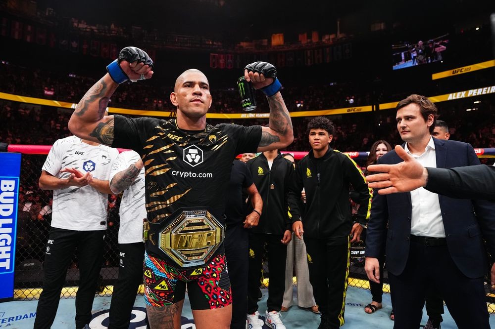 Alex Pereira ăn mừng chiến thắng trước Magomed Ankalaev tại UFC 320