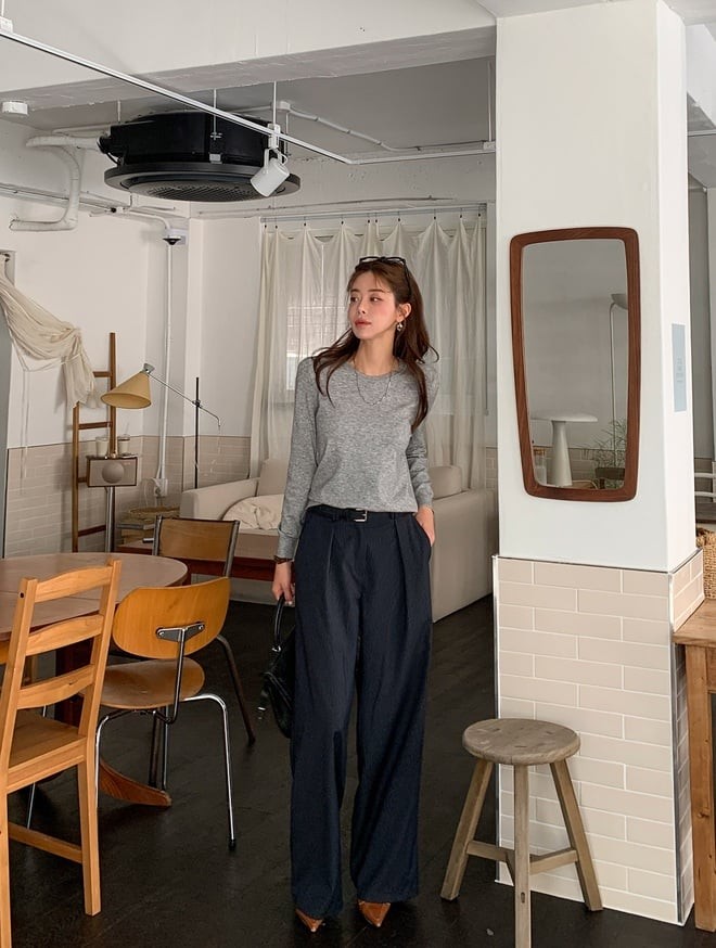 Trong những ngày tiết trời chuyển lạnh, áo len mỏng chính là người bạn đồng hành lý tưởng. 