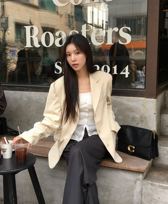 Nếu có một sự kết hợp nào được xem là “kinh điển” của thời trang, đó chắc chắn là áo trắng và quần đen.