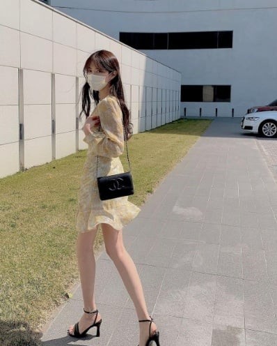 Dù xu hướng thời trang có thay đổi thế nào, sandal quai ngang vẫn luôn giữ được vị trí riêng.