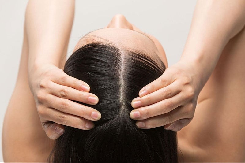 Việc chăm sóc đúng cách đóng vai trò quyết định đến sức sống của mái tóc.