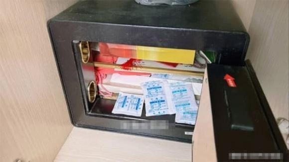 Những ngày mưa, không khí ẩm ướt dễ khiến quần áo trong tủ bị ẩm, thậm chí xuất hiện mùi hôi hoặc mốc. 