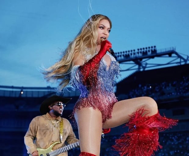 Nếu Rihanna chọn body suit để nổi loạn, thì Beyoncé lại biến nó thành biểu tượng của sự uy nghiêm. 