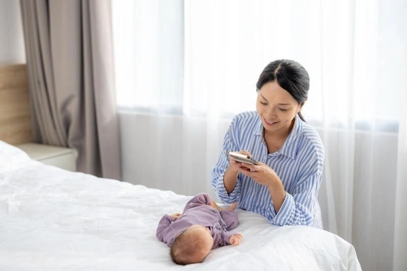 Liệu ánh sáng điện thoại có làm con khó ngủ, chậm lớn hay thậm chí dậy thì sớm như lời đồn? Ảnh minh họa