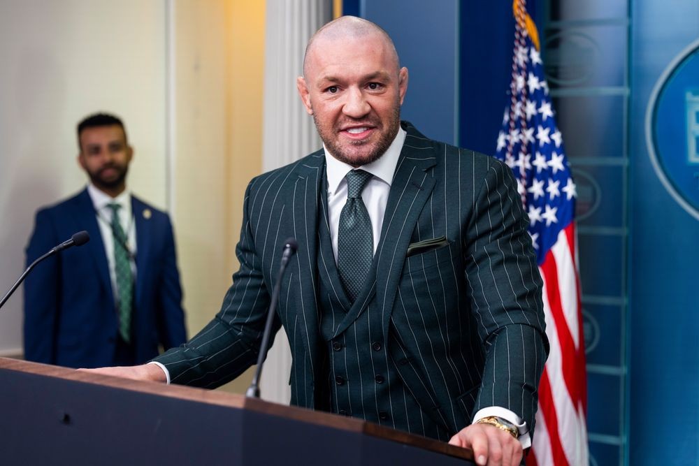 Võ sĩ UFC Conor McGregor phát biểu tại phòng họp báo của Nhà Trắng