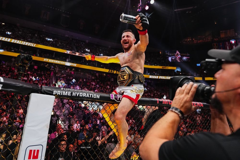 Merab Dvalishvili ăn mừng sau chiến thắng tại UFC 320