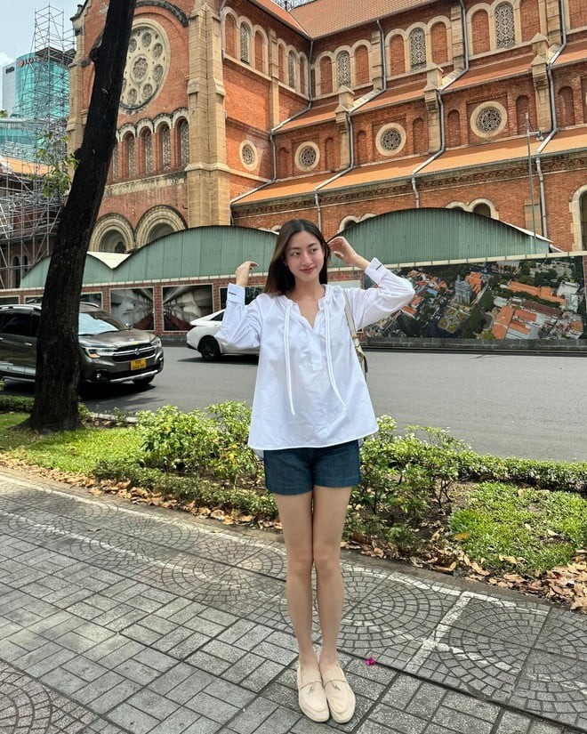 Áo blouse trắng vốn đã quen thuộc nhưng chưa bao giờ lỗi thời.