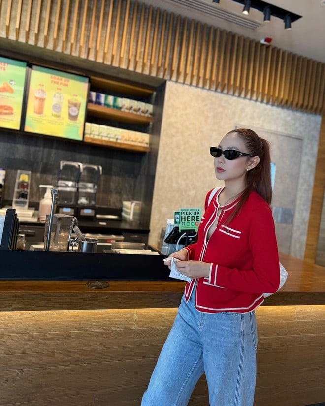 Thay vì chỉ chọn những gam màu trung tính như be, nâu hay xám, nhiều mỹ nhân Việt còn ưu tiên cardigan sắc màu