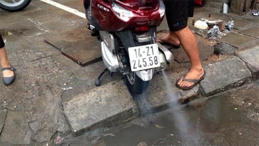 Xe máy ngập nước nổ máy ngay là hỏng, làm 8 việc này để bảo vệ xe