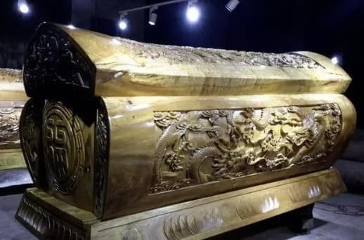 Số bảy trong “giường không rời bảy” tượng trưng cho bảy thanh gỗ đỡ dát giường, mang ý nghĩa vợ chồng không rời nhau, tượng trưng cho hạnh phúc trọn đời của gia đình.
