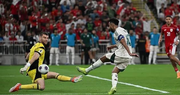 Maarten Paes thực hiện nhiều pha cứu thua xuất sắc trước Saudi Arabia.