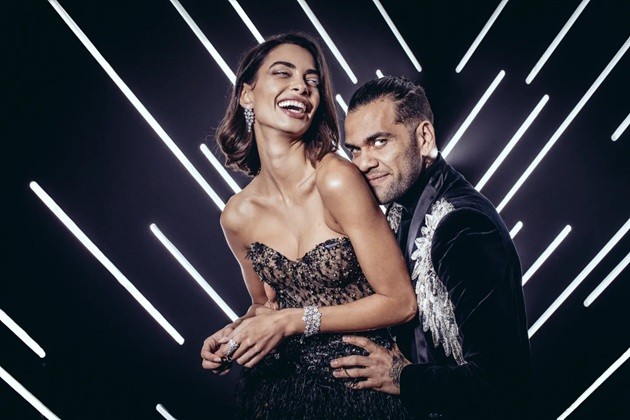 Alves đón con gái với Joana.