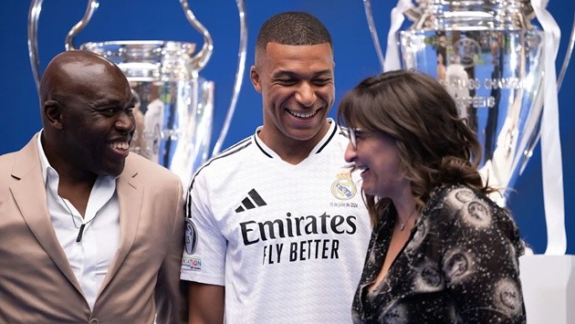 Mẹ Mbappe chia sẻ khó khăn của con trai